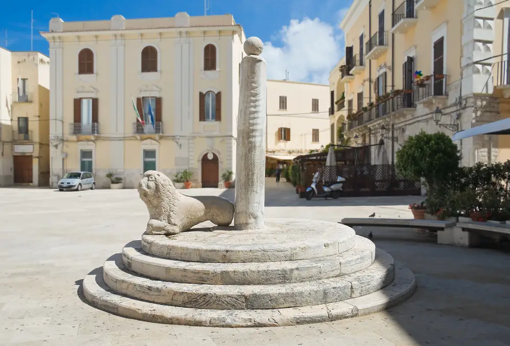 colonna infame pigna piazza mercantile bari vecchia