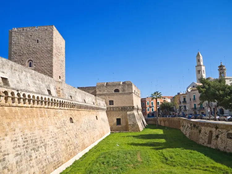 Le mura del castello normanno svevo a bari vecchia con erba verde sullo sfondo.