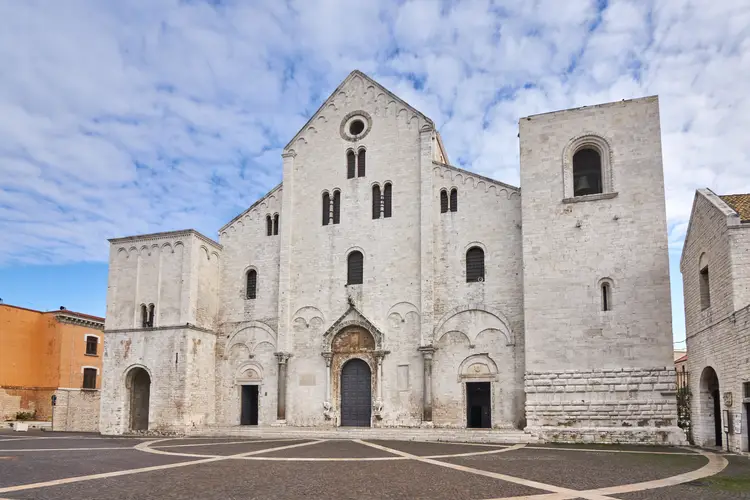 la basilica di san nicola nel centro storico di bari con un cielo azzurro.