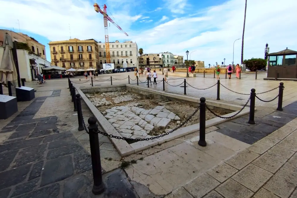 via appia traiana piazza del ferrarese bari vecchia