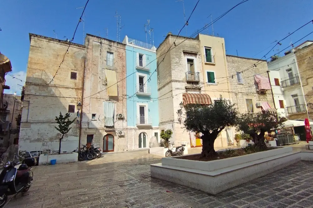 largo albicocca la piazza degli innamorati di bari 3